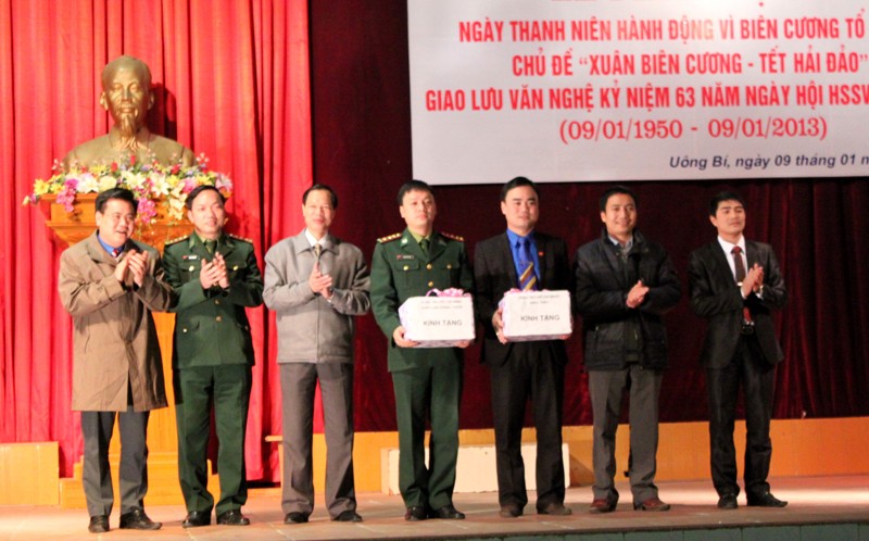 Đại diện các trường học trên địa bàn thành phố trao tặng các phần quà cho các đơn vị LLVT ở biên giới, hải đảo của tỉnh.